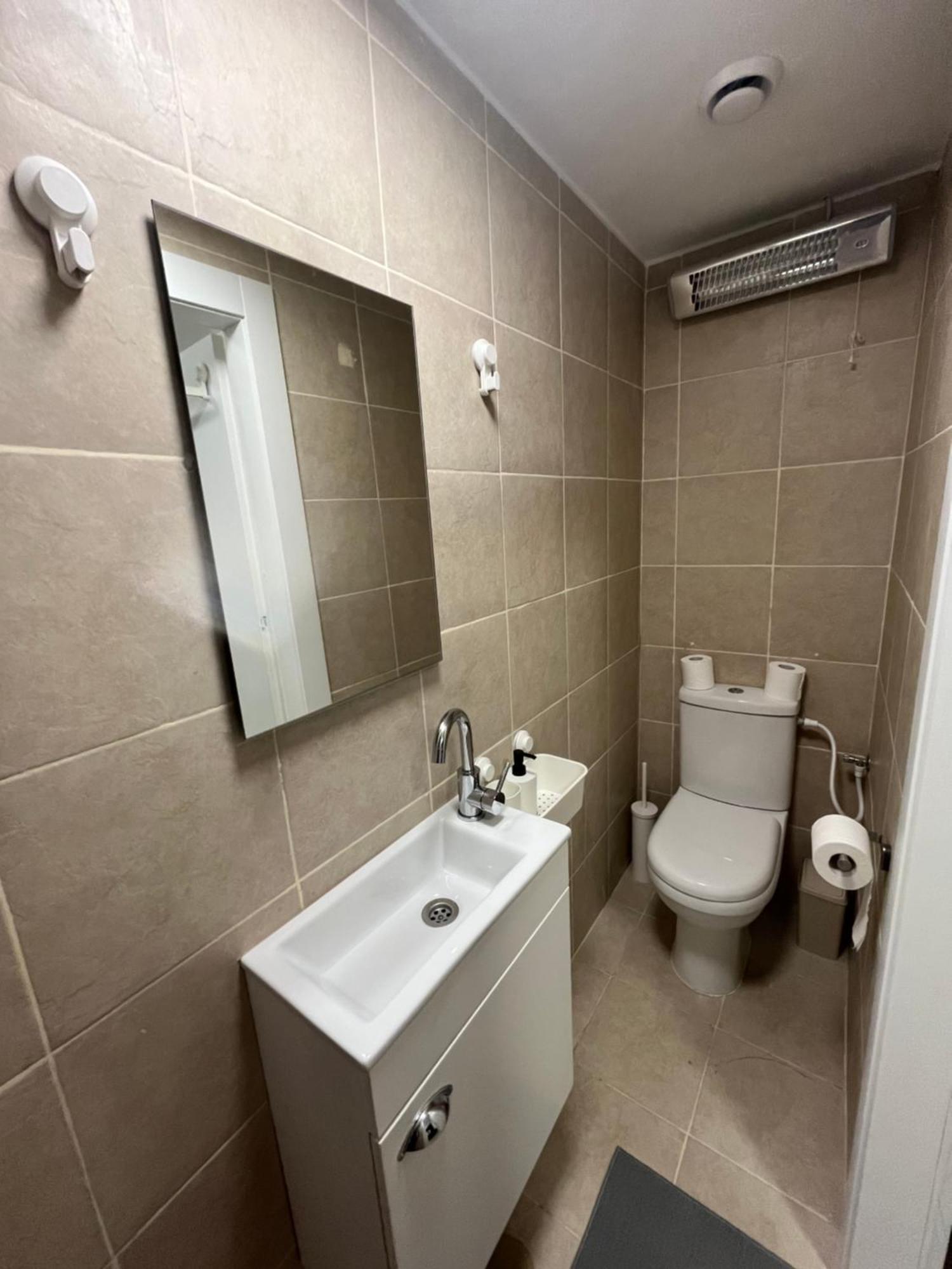 Adele Apartments Netanya Room photo